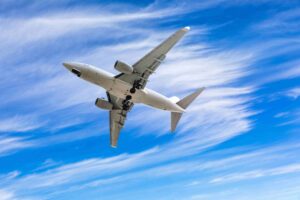 Vliegtuig met blauwe lucht